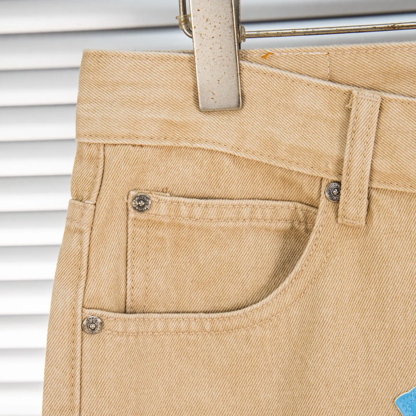 P240 Chrome Hearts 2025 New Light Blue Cross Leather Label Couple Washed Jeans This season’s hot item is sought after by countless celebrities and fashionistas. The neat details of the cutting process add color to the playful fashion! The neat and meticulous design, and the well-fitting structure is unique. The upper body not only has outstanding recognition, but also looks younger and younger. A style with the ultimate wearing meaning and performance, gorgeous color matching, and the craftsmanship of this style is also extremely extraordinary. After the finished product is washed, it is disassembled and hand-made with sheepskin cross leather and then spliced ​​together to complete. The whole piece has too many craftsmanship to describe. It is decorated with patchwork cross flowers and high-waisted washed jeans! ! Absolutely high-end luxury product, a god-level single product, a super popular product, made with top heavy industry, a magic weapon that cannot be missed. Style number: 1867# Size: 28 30 32 34 Color: khaki blue